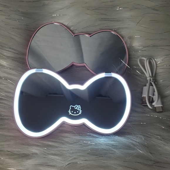 IMPRESSIONS FOR HELLO KITTY mini LED pink compact bow mirror - Picture 3 of 8